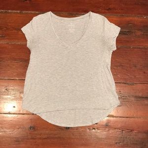 American Eagle “Favorite T” V-Neck T-Shirt (M)